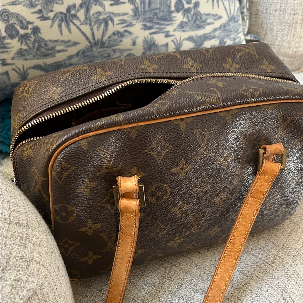 Louis Vuitton Monogram Bag in Brown and Tan - Picture 16 of 17